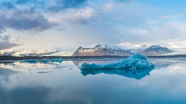 詳情圖-冰島Jokulsarlon冰湖冰山的時間流逝。