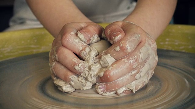 用孩子的手制作陶土