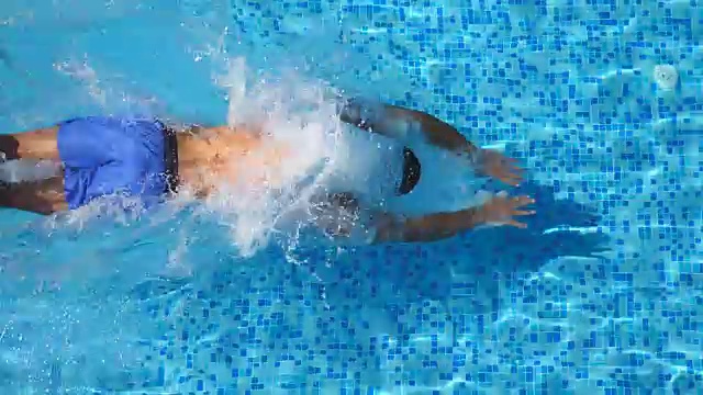游泳池里的女人