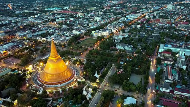 在泰国那空帕翁，无人机在黄昏时拍摄的Phra Pathom Chedi