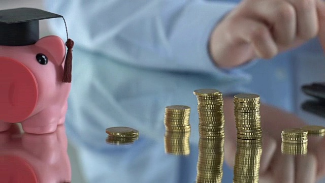 年轻人计算收入，为教育和未来的职业存钱