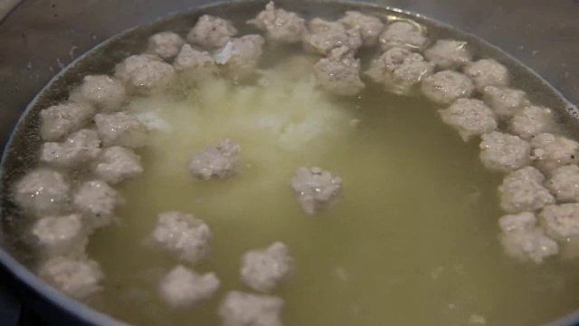 米饭用猪肉煮在锅里