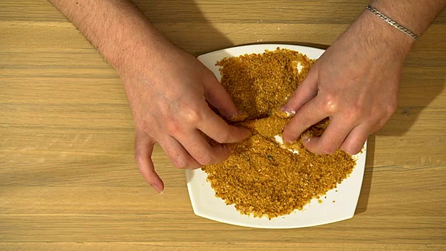掘金。鸡块用面粉、生鸡蛋和面包屑卷起来。