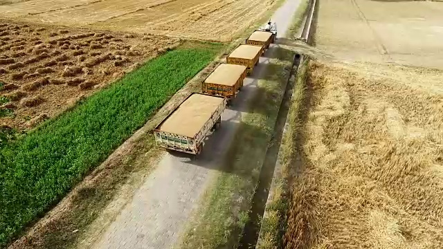 拖拉机在乡村公路上行驶