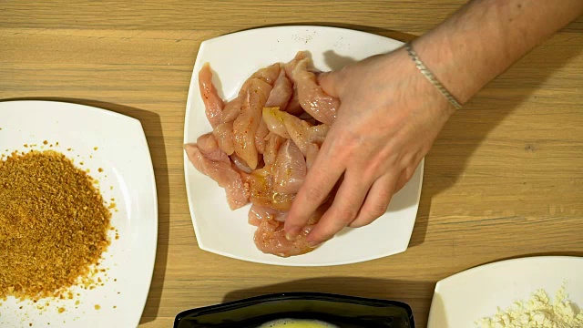 掘金。烹饪过程。鸡块和胡椒粉滚在一起。