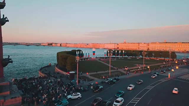 详情图-俄罗斯圣彼得堡涅瓦河上的日落鸟瞰图。从上面的维丝利夫斯基岛城市,无人机拍摄的电影视频,北部首都的历史建筑
