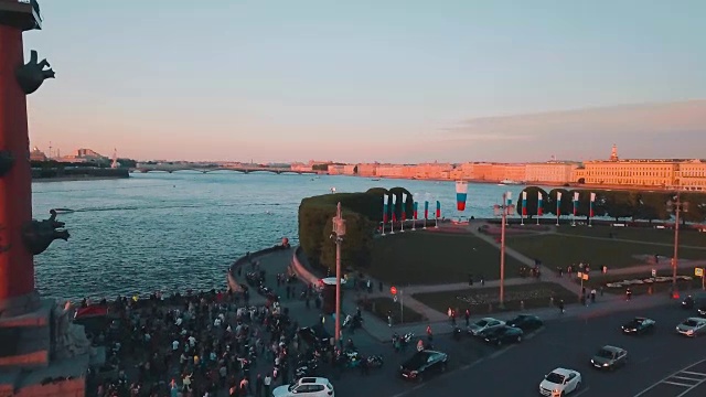 详情图-俄罗斯圣彼得堡涅瓦河上的日落鸟瞰图。从上面的维丝利夫斯基岛城市,无人机拍摄的电影视频,北部首都的历史建筑