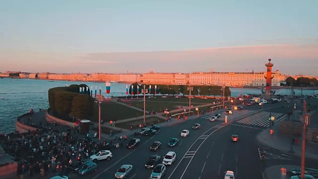 详情图-俄罗斯圣彼得堡涅瓦河上的日落鸟瞰图。从上面的维丝利夫斯基岛城市,无人机拍摄的电影视频,北部首都的历史建筑