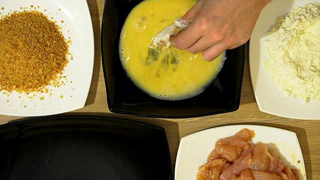 掘金。烹饪过程。在鸡肉块上撒面包屑的过程。