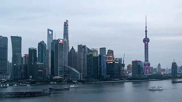 T/L WS HA PAN高视角上海市区，白天到晚上的过渡/上海，中国