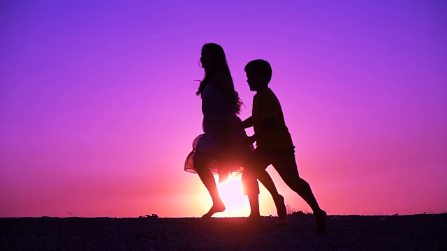 詳情圖-夕陽下兩個孩子奔跑的剪影