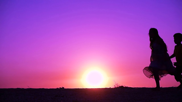詳情圖-夕陽下兩個孩子奔跑的剪影