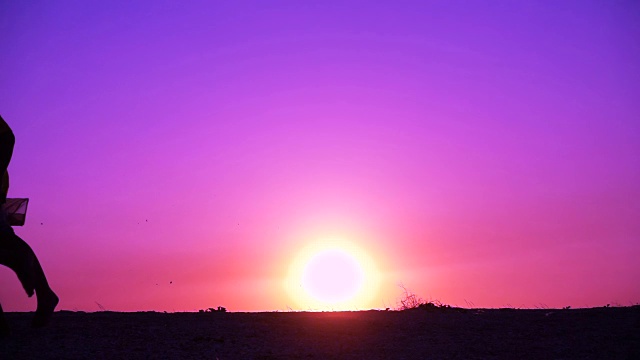 詳情圖-夕陽下兩個孩子奔跑的剪影