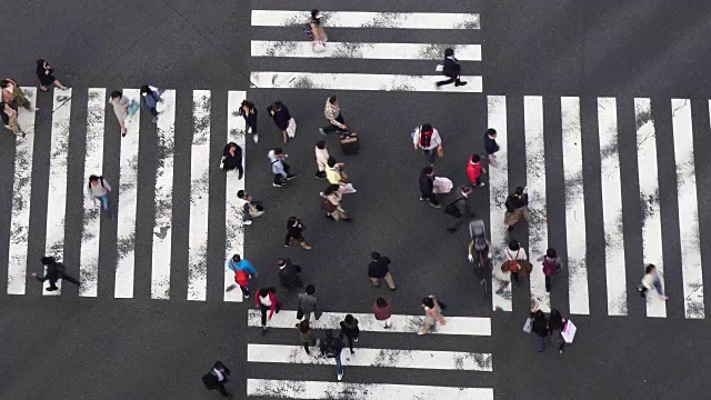 人群拥挤购物街鸟瞰图行人穿过涉谷人行横道汽车交通东京城市日本东京日本匿名人行道繁忙的亚洲著名旅游景点高峰时间