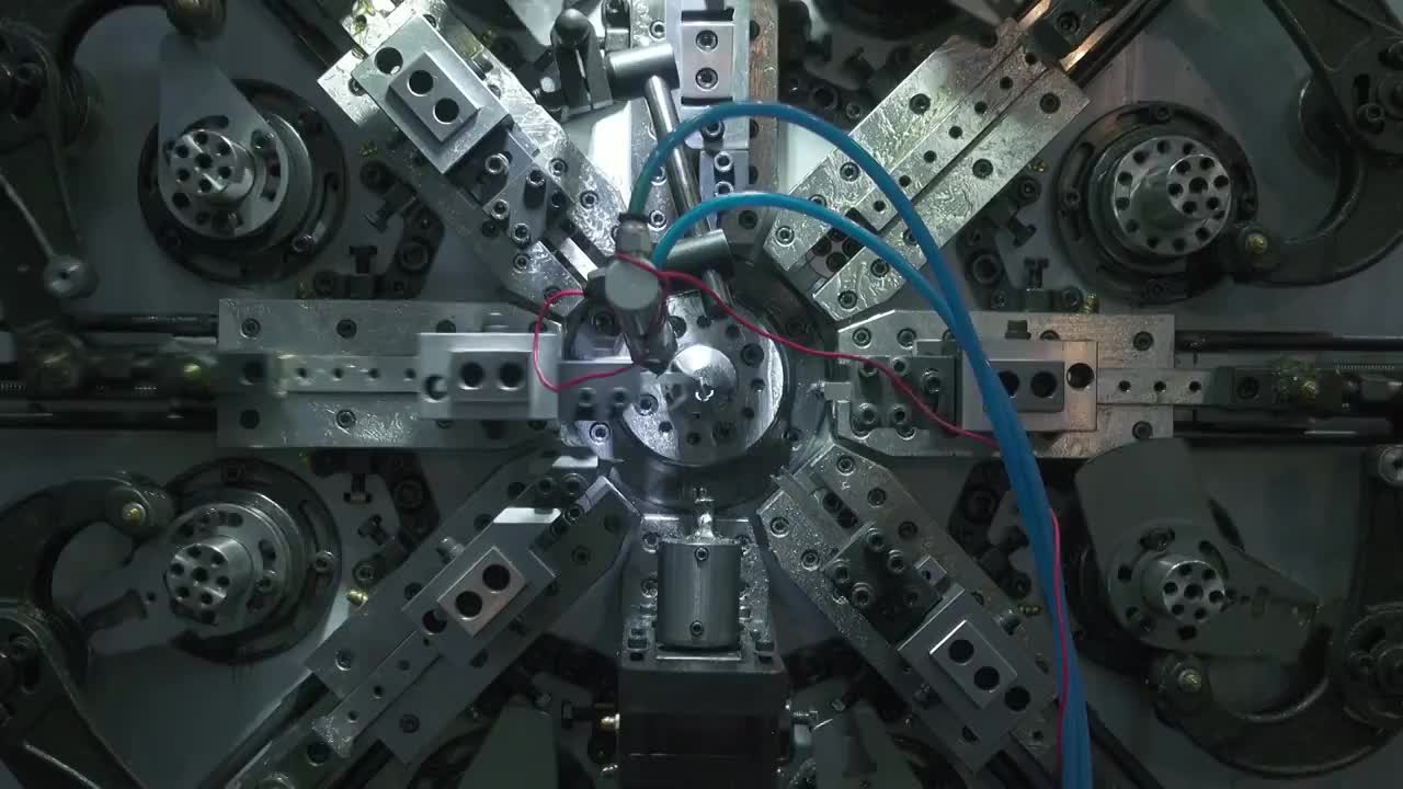 弹簧制造机生产小弹簧。