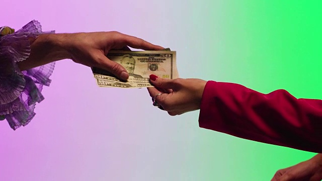 女人用美元和纸币支付现金。股票。传统的用现金购买商品