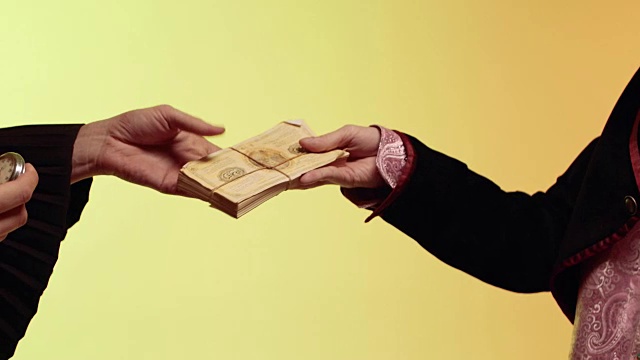 女人用美元和纸币支付现金。股票。传统的用现金购买商品