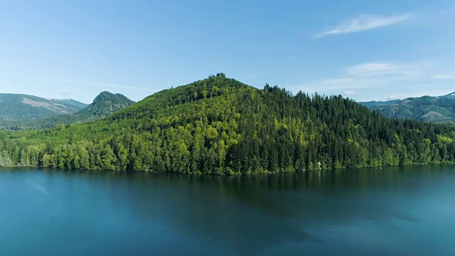 金字塔形状的山坡荒野上面的湖影反射