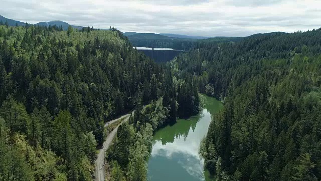 空中飞向拦湖河上的大坝