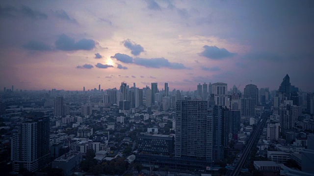 全天延时拍摄的一个大城市，有摩天大楼和道路繁忙的道路。从高架点拍摄的镜头。