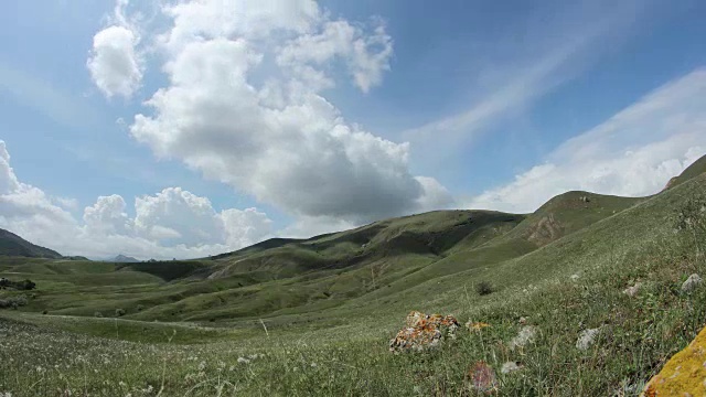 云在绿色的山丘上