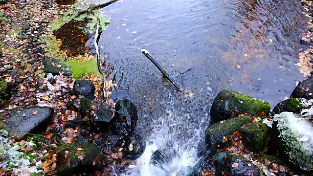 水从山的斜坡倾泻而下，泻入湖中