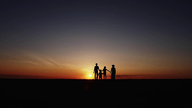 详情图-夕阳下幸福的一家人散步的剪影