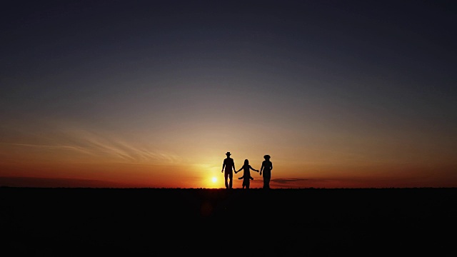 详情图-夕阳下幸福的一家人散步的剪影