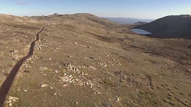 科修斯科山和库塔帕坦巴湖的空中景观