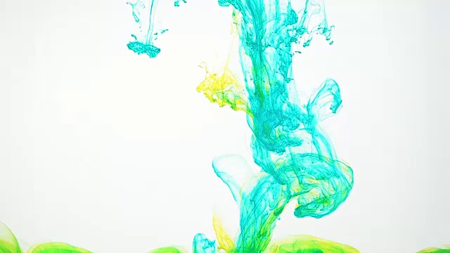 抽象彩云墨在水中移动，白色背景。黄色、绿色的丙烯酸漆在水中打转。油墨溶解在水中，形状不断变化。以60fps高清格式拍摄