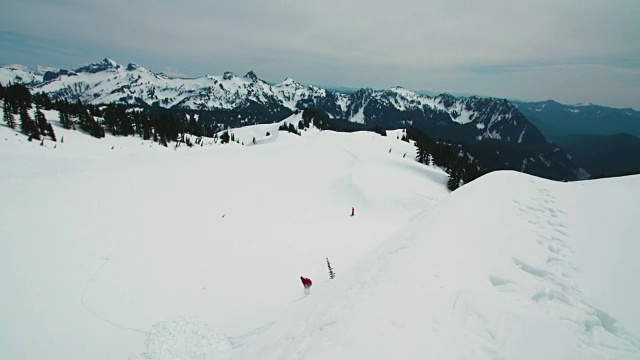 滑雪板骑手大空中跳跃行动