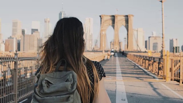 詳情圖-鏡頭跟隨一個(gè)背著背包的年輕女子沿著布魯克林大橋走，在一個(gè)美麗的陽(yáng)光燦爛的夏天4K