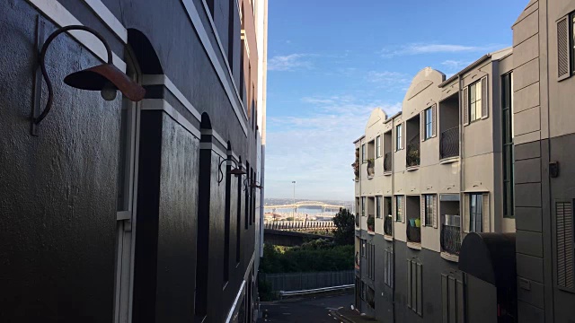 从新西兰奥克兰的一个小胡同看奥克兰海港大桥