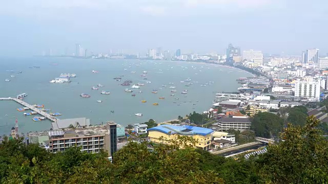 全景芭堤雅城市海滩在Pratumnak观点。泰国,芭堤雅,亚洲