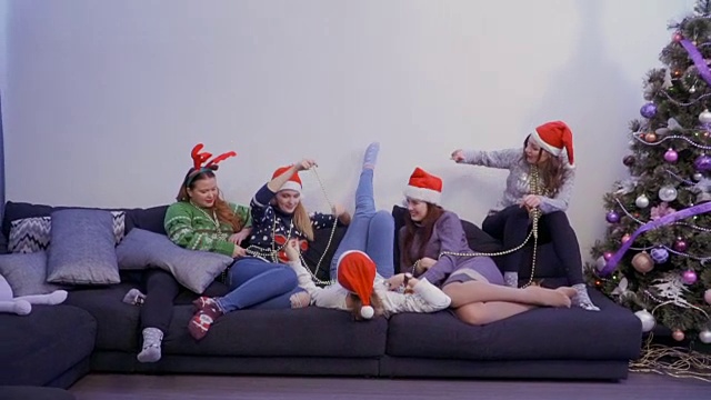 详情图-圣诞节期间，五个漂亮的女孩在家里玩得很开心