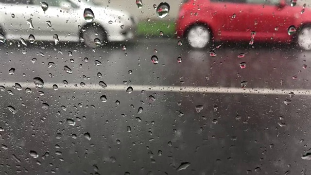 雨点落在车窗上
