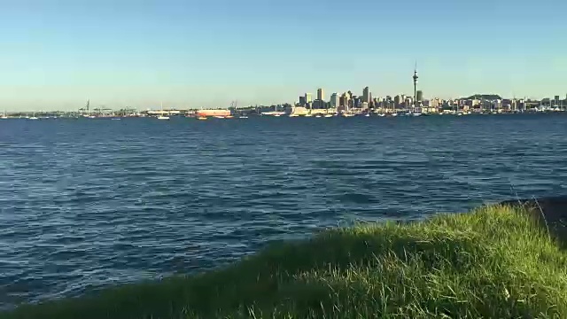 一对夫妇看着日落时新西兰奥克兰城市的天际线