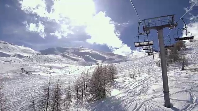 滑雪胜地缆车鸟瞰图，寒假背景，视频4K