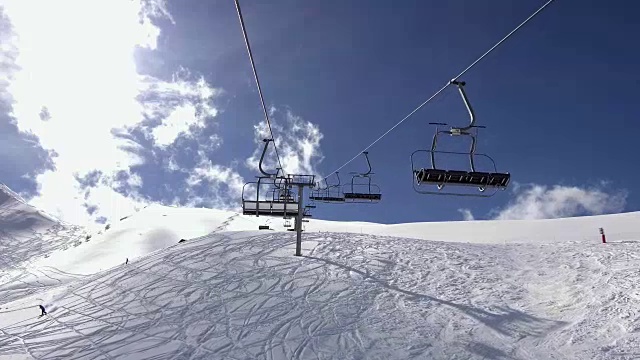 滑雪胜地缆车鸟瞰图，寒假背景，视频4K