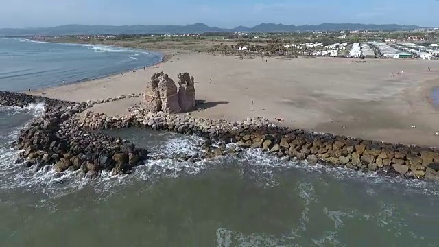 航拍托雷弗蕾维亚在拉迪斯波利意大利:海滩，城镇和风景