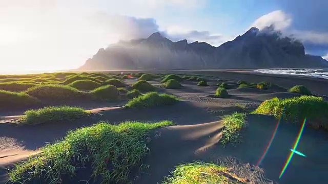 冰岛斯托克尼斯海滩上的山脉和火山熔岩沙丘的奇妙西部