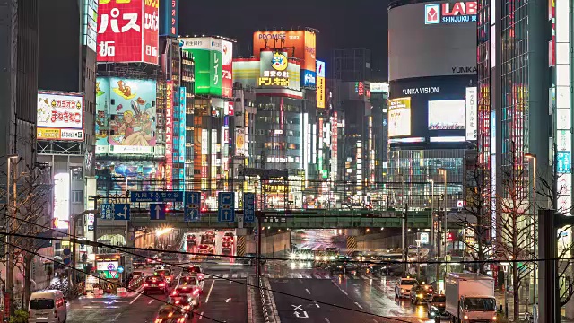 东京，日本，延时-新宿的汽车在晚上的交通