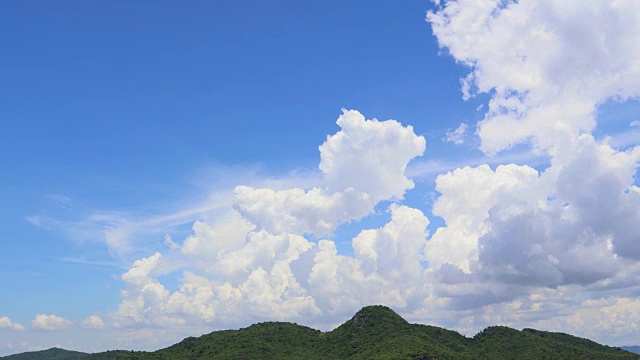 戏剧性的大气全景观看4K延时视频剪辑的蓝天和云与山区景观在美丽的夏日。