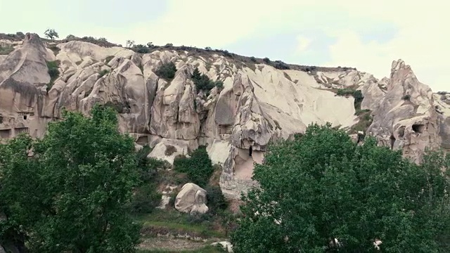 4 k。岩石中的城市全景。手持相机