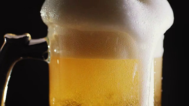 詳情圖-在酒吧里，人們把啤酒倒進(jìn)杯子里。特寫鏡頭