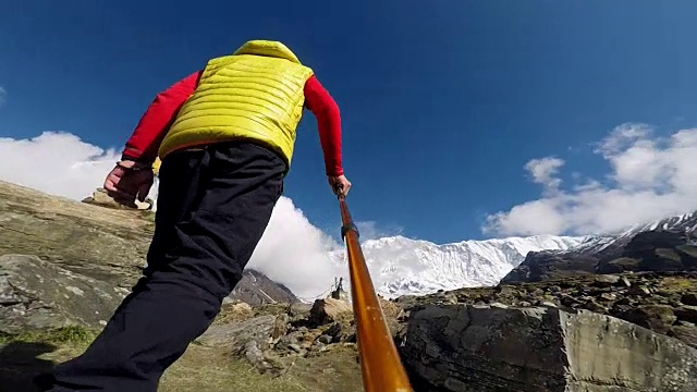 穿着运动服的登山者步行到雪山