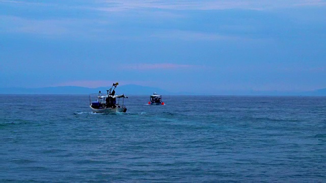 带网的渔船在海湾里准备捕鱼