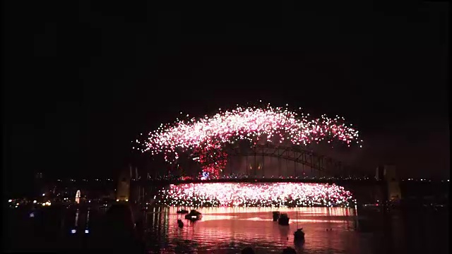 新年前夜，悉尼海港大桥上以60帧/秒2的速度燃放烟花
