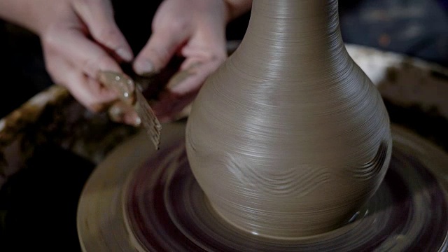 天才大师的双手在作坊里塑造陶器，在陶工的轮子上创造杰作