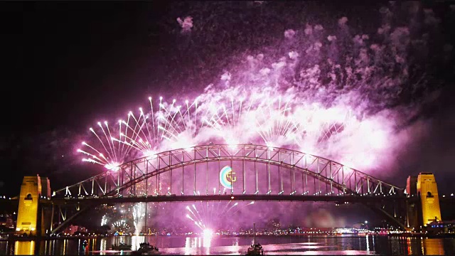 悉尼海港大桥上的新年焰火6